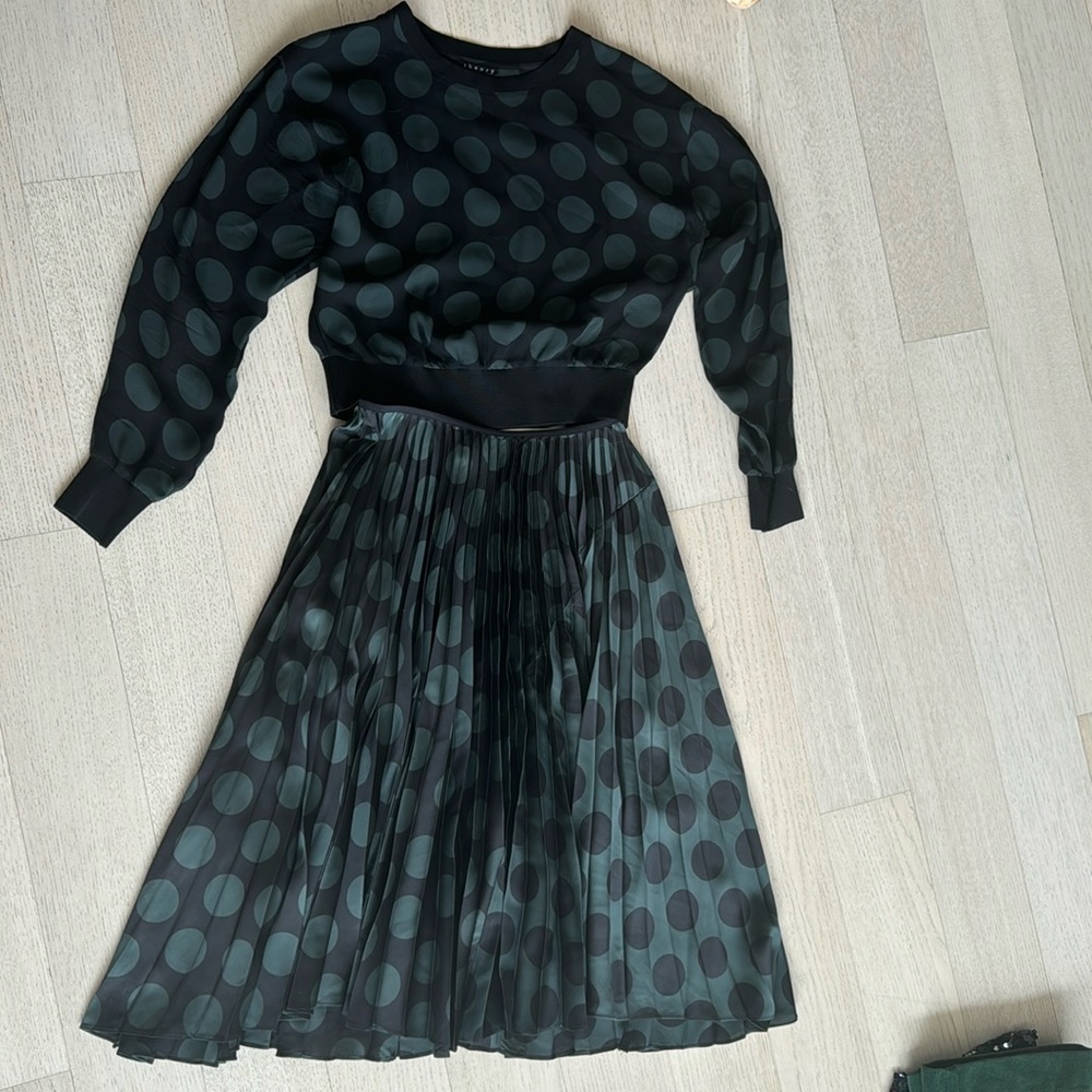 Theory matching top. Size P. Worn.